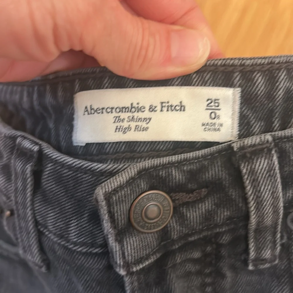 Abercrombie & Fitch The Skinny High Rise Curve Love Light Black Denim Jeans 25